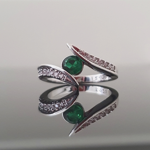 Jewelry - Pretty Small Green Round Diamond Ring